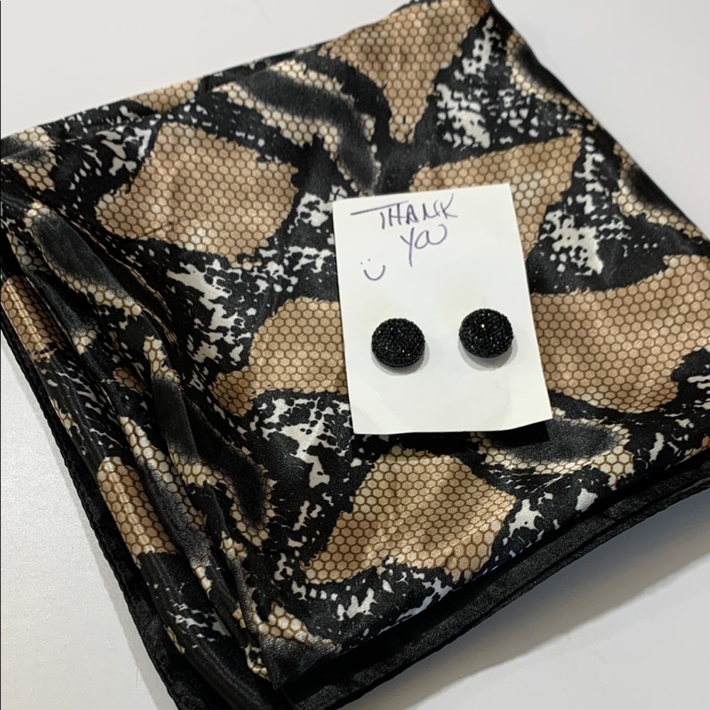 Scarf with magnets